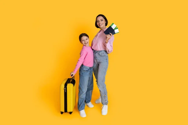 Familienreisen Glückliche Junge Mutter Und Tochter Mit Karten Und Koffer — Stockfoto