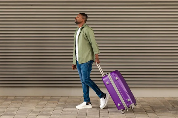 Viaggiatore Afroamericano Sorridente Che Cammina Con Una Valigia Viaggio Che — Foto Stock