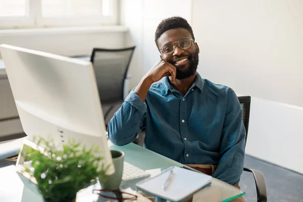 Retrato Hombre Negro Feliz Ceo Sentado Lugar Trabajo Sonriendo Cámara —  Fotos de Stock
