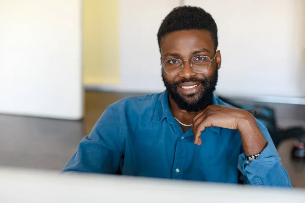 Porträt Eines Glücklichen Schwarzen Geschäftsmannes Der Schreibtisch Mit Computer Sitzt — Stockfoto