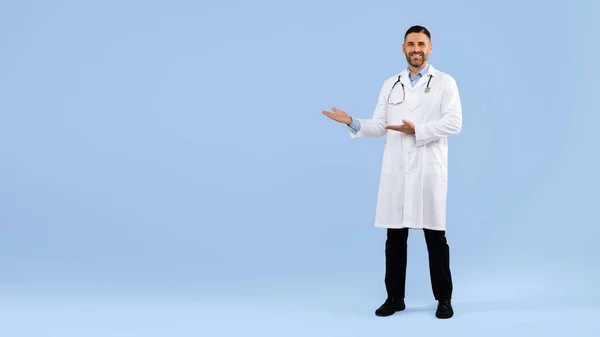 Lékařská Reklama Šťastný Lékař Ukazuje Stranou Volné Místo Lékař Bílé — Stock fotografie