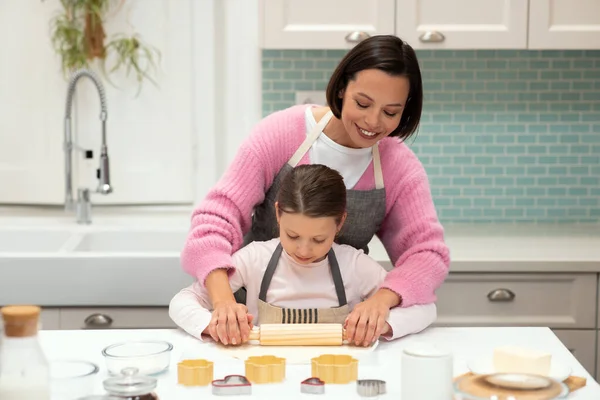 Happy Caucasian Young Mother Helps Little Daughter Aprons Make Dough — Stock Photo, Image