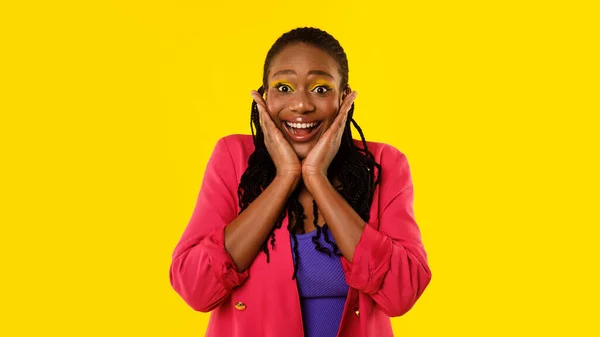 Óránként Érzelmi Afro Amerikai Hölgy Fényes Smink Kiabálás Kifejező Izgalom — Stock Fotó