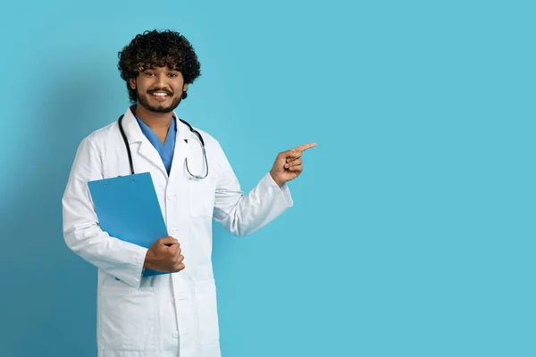 Przystojny Uśmiechnięty Młody Brodaty Indyjski Lekarz Stroju Roboczym Stetoskopem Wykresem — Zdjęcie stockowe