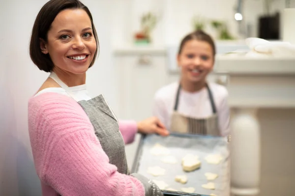 Önlüklü Gülümseyen Beyaz Anne Küçük Kız Mutfak Içinde Hamurdan Kurabiye — Stok fotoğraf
