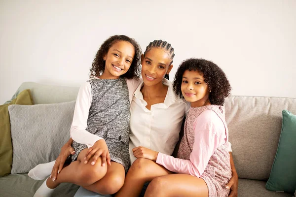 African American Kid Girls Hugging Mother Smiling Camera Sitting Together — Stock Photo, Image