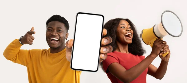 Grande Promoção Homem Preto Mulher Usando Megafone Mostrando Branco Smartphone — Fotografia de Stock