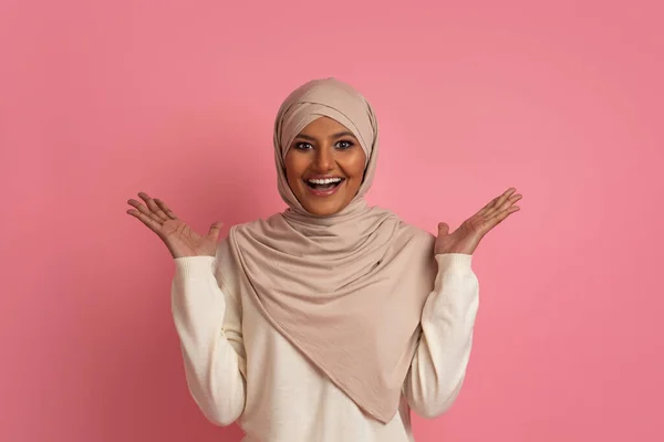 哇哦令人惊讶的是 穆斯林妇女站在粉红工作室的背景上 张开嘴 惊讶地举起双手 兴奋地阿拉伯人女性对大减价的反应 复制空间 — 图库照片