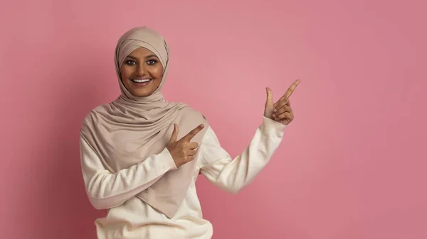 Oda Nézz Gyönyörű Fiatal Muszlim Hidzsábban Mutat Másolótérre Két Kézzel — Stock Fotó