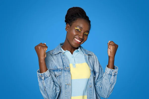 Эмоциональный Счастливый Веселый Довольно Африканский Американец Молодая Женщина Случайном Яркими — стоковое фото