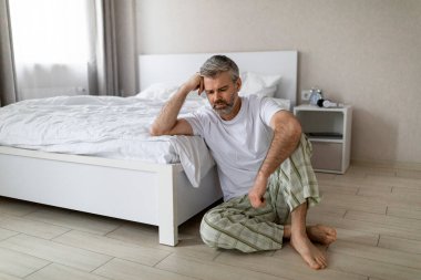 Hayal kırıklığına uğramış, yakışıklı, düşünceli, gri sakallı, orta yaşlı, pijama giyen, orta yaş bunalımından muzdarip, orta yaş, fotokopi alanı, uzun boy...