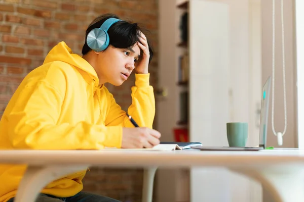 Трудолюбивый Корейский Подросток Смотрит Ноутбук Обучения Онлайн Носить Беспроводные Наушники — стоковое фото