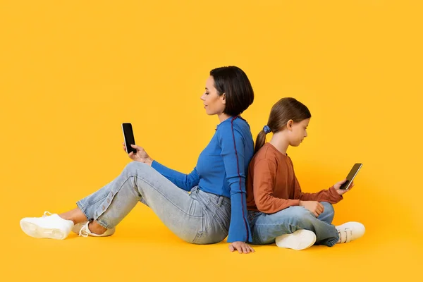Akıllı Telefonları Arka Planda Oturan Genç Anne Küçük Kızı Anne — Stok fotoğraf