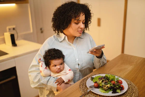 Mom Blog Hispanische Lockige Junge Frau Mutter Die Küchentisch Sitzt — Stockfoto