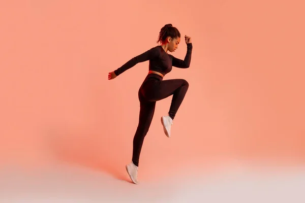 Atlética Dama Negra Saltando Aire Entrenamiento Sobre Fondo Estudio Neón —  Fotos de Stock
