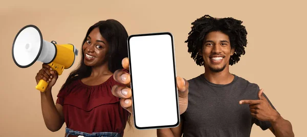 Fröhliches Afroamerikanisches Paar Mit Lautsprecher Und Großem Leeren Smartphone Den — Stockfoto