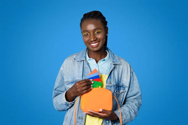 Ödeme Yöntemleri Pozitif Neşeli Stil Çekici Genç Siyah Kadın Elinde — Stok fotoğraf