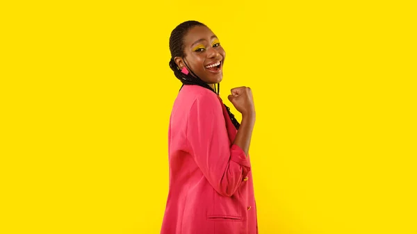 Позитивный Афро Американский Женский Жест Глядя Камеру Стоящую Студии Жёлтом — стоковое фото
