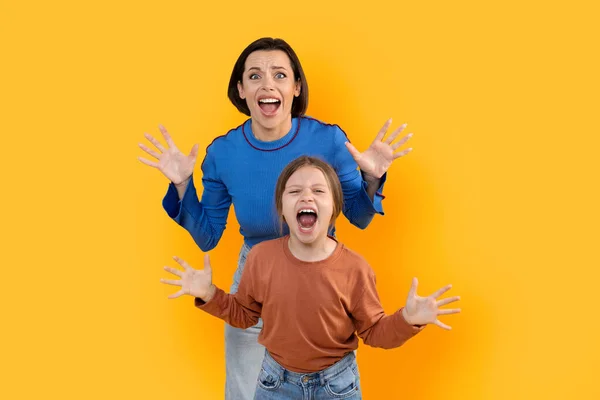 Scared Young Mother Little Daughter Screaming Yellow Background Terrified Mom — Stock Photo, Image