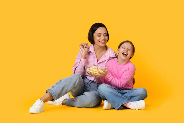 Portrait Von Fröhlicher Mutter Und Kleiner Tochter Die Popcorn Essen — Stockfoto