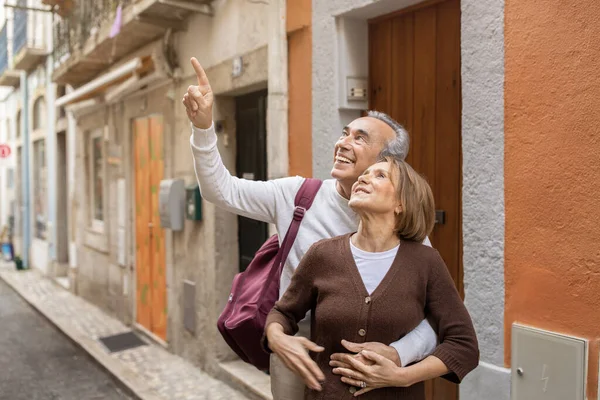 Emeklilik Seyahati Neşeli Olgun Gezginler Avrupa Sırt Çantasıyla Sokakta Dikilen — Stok fotoğraf