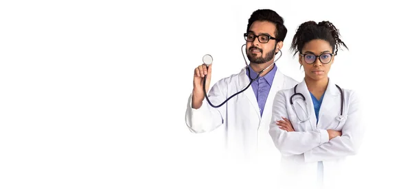 Médicos Multiétnicos Vestindo Uniforme Com Estetoscópio Isolado Sobre Fundo Branco — Fotografia de Stock