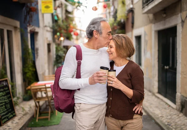 Tatilde Öpüşen Kağıt Bardak Tokuşturan Olgun Eşleri Sevmek Avrupa Gezmek — Stok fotoğraf