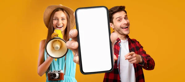Emocionados Turistas Pareja Usando Megáfono Mostrando Gran Teléfono Inteligente Blanco — Foto de Stock