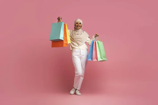 Konsep Penjualan Musiman Wanita Muslim Yang Bersemangat Dalam Jilbab Memegang — Stok Foto