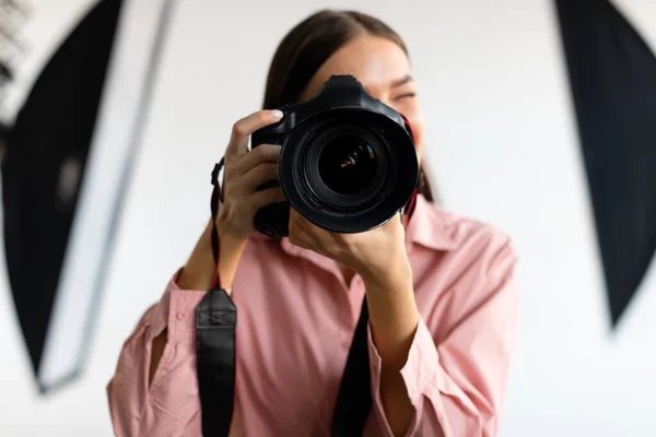 Jovem Com Câmera Dslr Fotografando Estúdio Com Equipamento Iluminação Fotógrafa — Fotografia de Stock