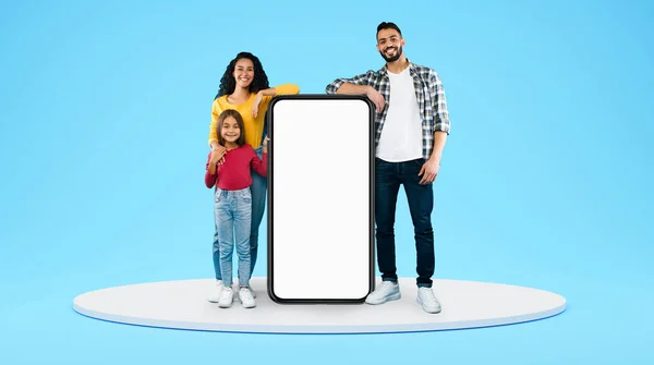 Lächelnde Arabische Millennial Familie Der Nähe Eines Riesigen Telefons Mit — Stockfoto
