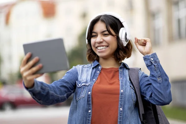 Aşırı Sevinçli Arap Bayan Öğrenci Dışarıda Ayakta Dururken Dijital Tabletle — Stok fotoğraf
