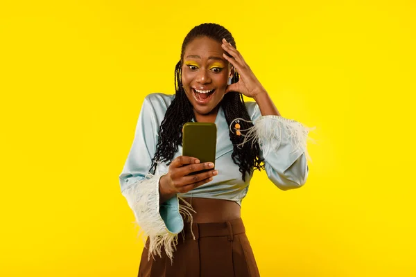 Wow Offre Mobile Femme Afro Américaine Excitée Tenant Smartphone Textos — Photo