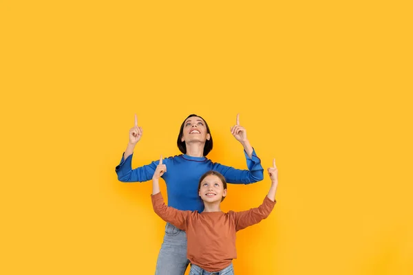Mutter Und Tochter Zeigen Mit Zwei Händen Auf Den Kopierraum — Stockfoto
