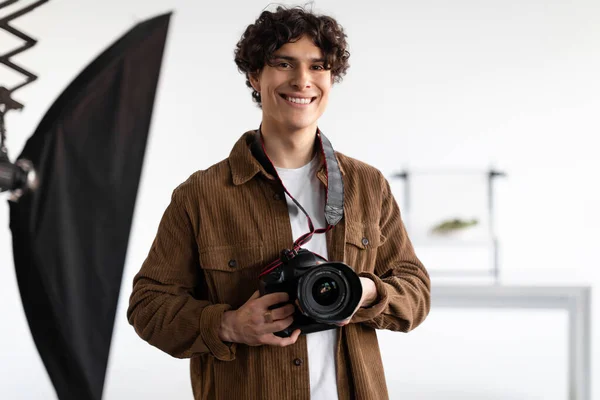 Modern Fotoğraf Stüdyosunda Çalışan Mutlu Fotoğrafçı Genç Adam Kameraya Bakıyor — Stok fotoğraf