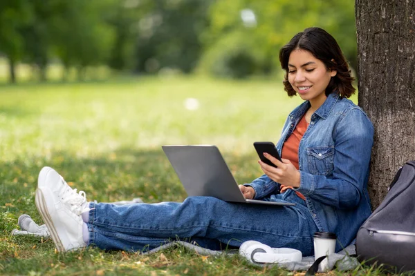 Modern Teknolojiler Zeki Telefonlu Laptoplu Gülümseyen Arap Kadın Dışarıda Dinleniyor — Stok fotoğraf