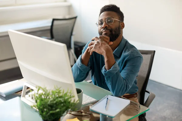 Empresario Afroamericano Empresario Masculino Sentado Lugar Trabajo Frente Computadora Mirando — Foto de Stock