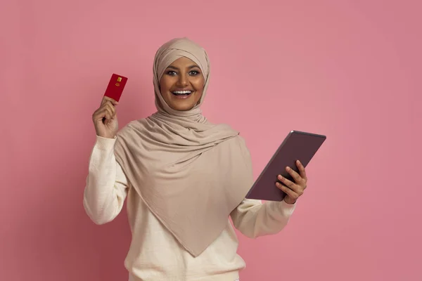 Έννοια Online Αγορών Ευτυχισμένη Μουσουλμάνα Γυναίκα Στο Χιτζάμπ Χρησιμοποιώντας Πιστωτική — Φωτογραφία Αρχείου