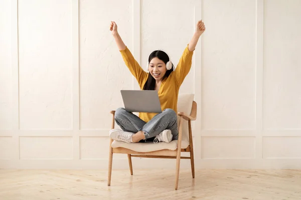 Televiestintä Moderni Teknologia Viestinnässä Emotionaalinen Onnellinen Nuori Aasialainen Nainen Istuu — kuvapankkivalokuva