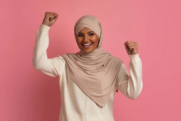 Portret Van Vrolijke Arabische Vrouw Hijab Vieren Succes Emotionele Midden — Stockfoto