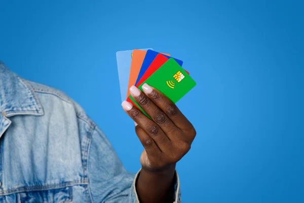 Przycięta Nierozpoznawalnej Czarnej Kobiety Luźnym Trzymaniu Kilku Kolorowych Kart Kredytowych — Zdjęcie stockowe