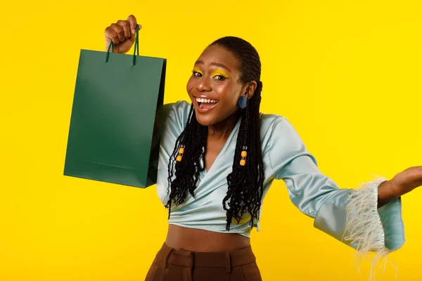 Alışveriş Teklifi Neşeli Siyah Kadın Yeşil Kağıt Alışveriş Çantası Poz — Stok fotoğraf