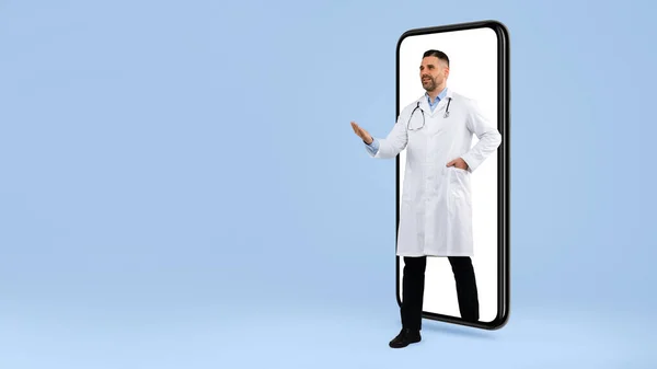 Concept Télémédecine Médecin Masculin Uniforme Blanc Sortant Écran Énorme Téléphone — Photo