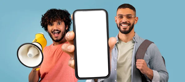 Mobilt Erbjudande Två Multietniska Killar Använder Megaphone Och Visar Big — Stockfoto
