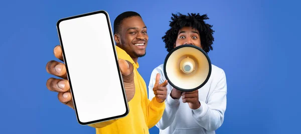 Велике Просування Два Чорні Хлопці Показують Порожній Смартфон Використовують Мегафон — стокове фото