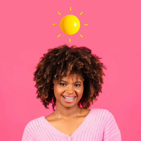 Usmívající Hezká Mladá Africká Americká Kudrnatá Žena Abstraktním Sluncem Nad — Stock fotografie
