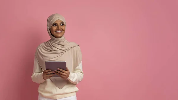 Smiling Muslim Woman Hijab Holding Digital Tablet Looking Aside Happy — Stok Foto