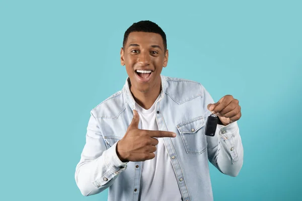 Cheerful Shocked Funny Millennial Black Guy Casual Pointing Finger Car — Stock Photo, Image