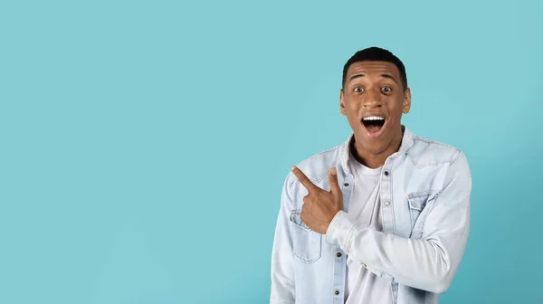 Cheerful Shocked Excited Millennial Black Man Open Mouth Pointing Finger — Stock Photo, Image