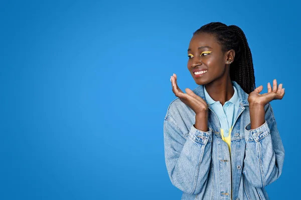 Эмоциональный Счастливый Веселый Привлекательный Молодой Африканской Леди Повседневной Одежде Яркий — стоковое фото